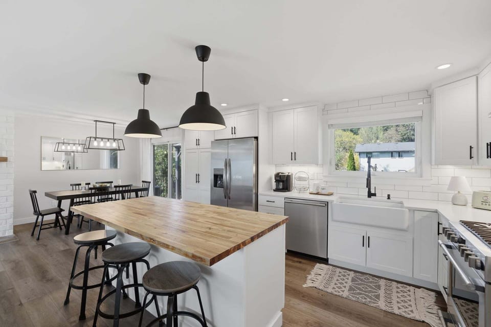 UPSATIRS KITCHEN + ISLAND
