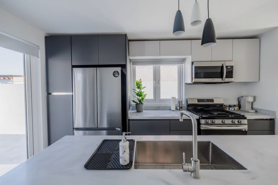 Modern kitchen with island seating and sleek finishes.