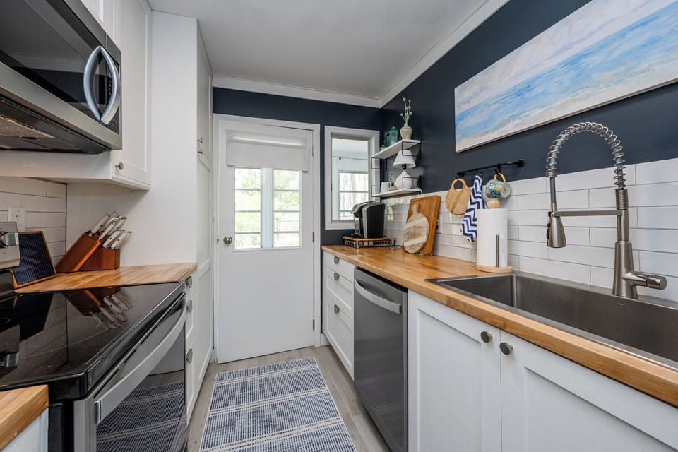 Fully Stocked Kitchen!