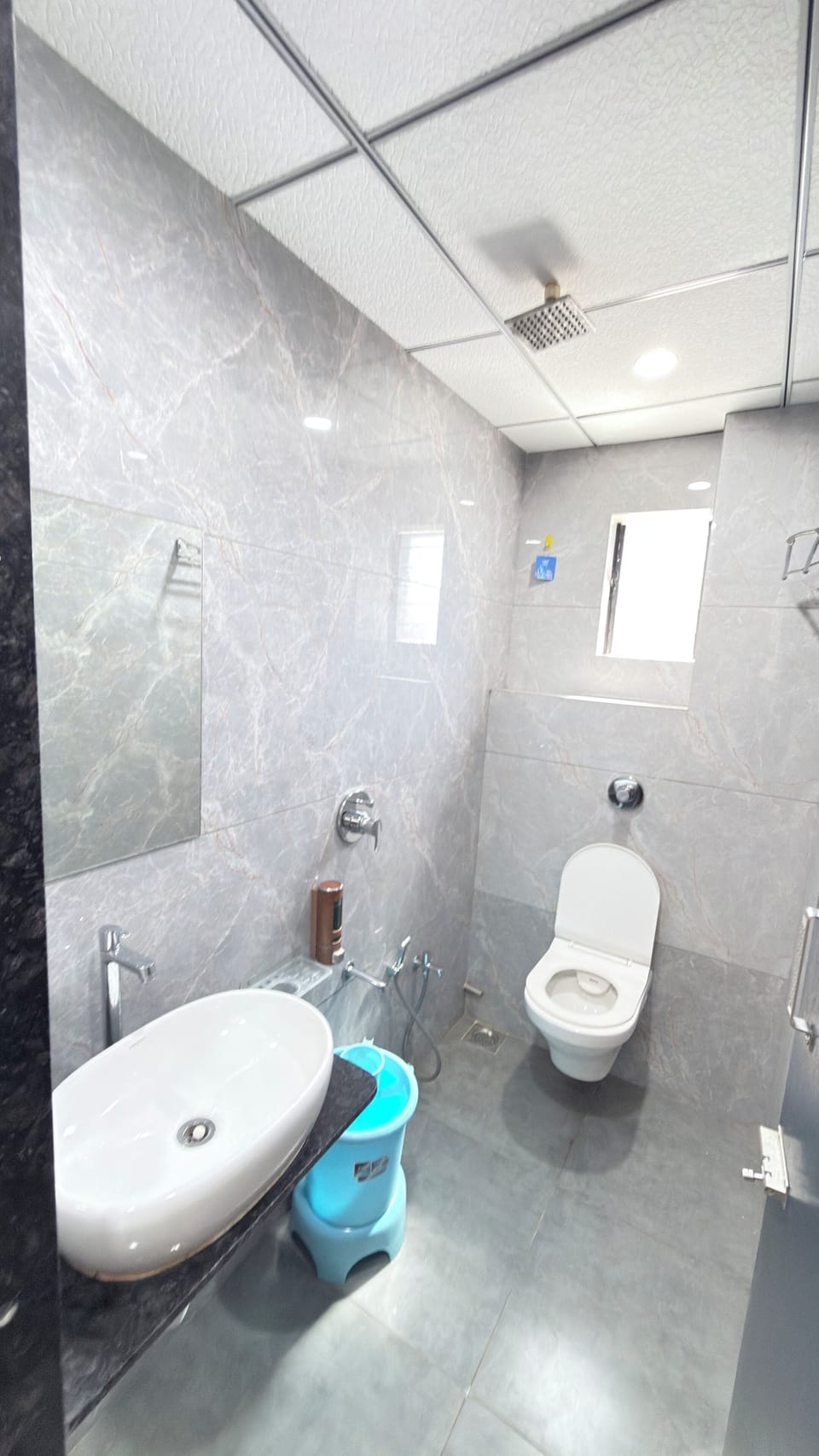 Classic Quadruple Room | Bathroom | Shower, towels, soap, shampoo