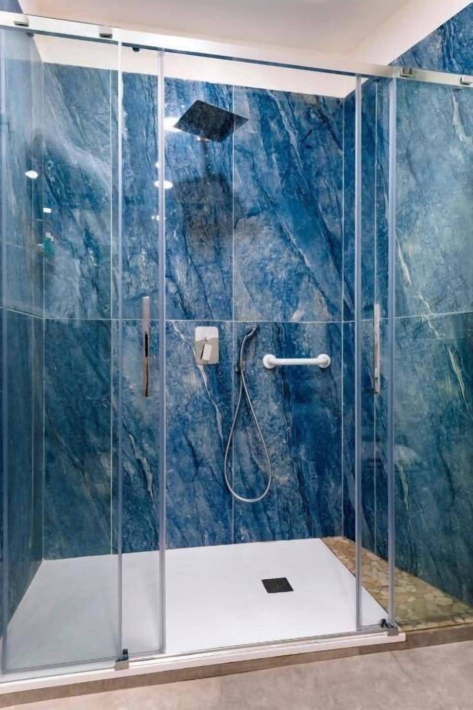 Family Room, Mobility Accessible, Private Bathroom | Bathroom | Shower, free toiletries, hair dryer, bidet