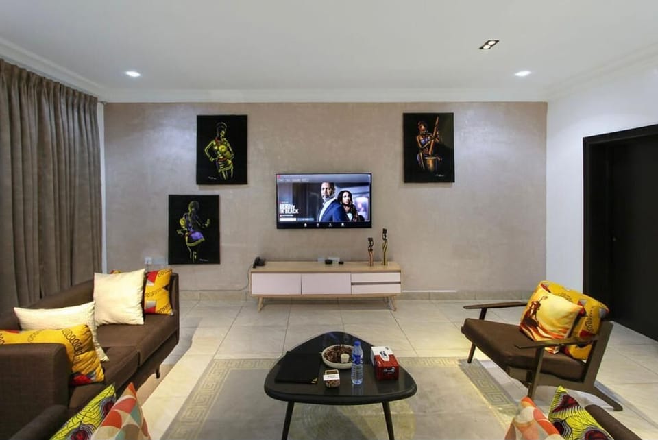 Family Room, Balcony, City View | Living area