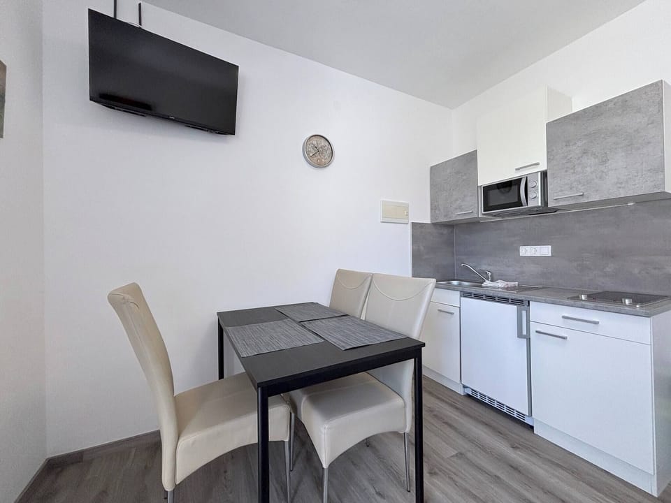Apartment, 1 Bedroom | Dining room