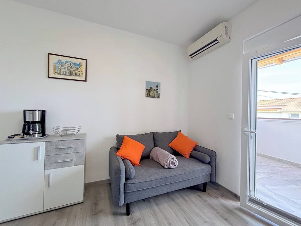 Apartment, 1 Bedroom | Living area