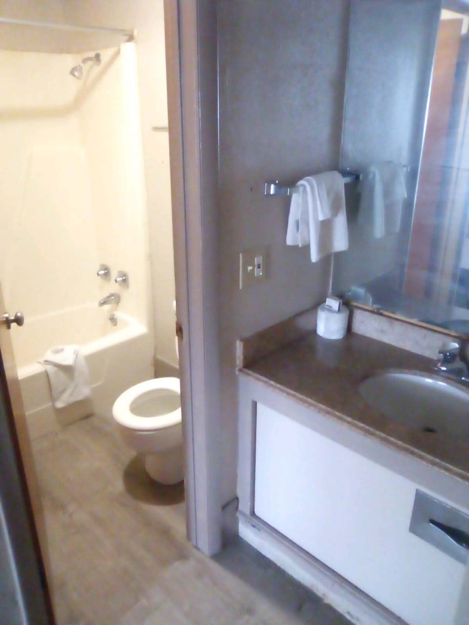 Deluxe Single Room | Bathroom | Free toiletries, towels, toilet paper