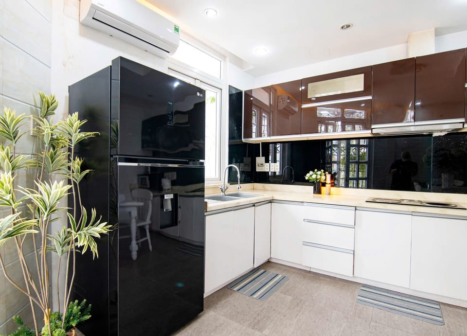 Deluxe Townhome, 4 Bedrooms, Ensuite, City View | In-room dining