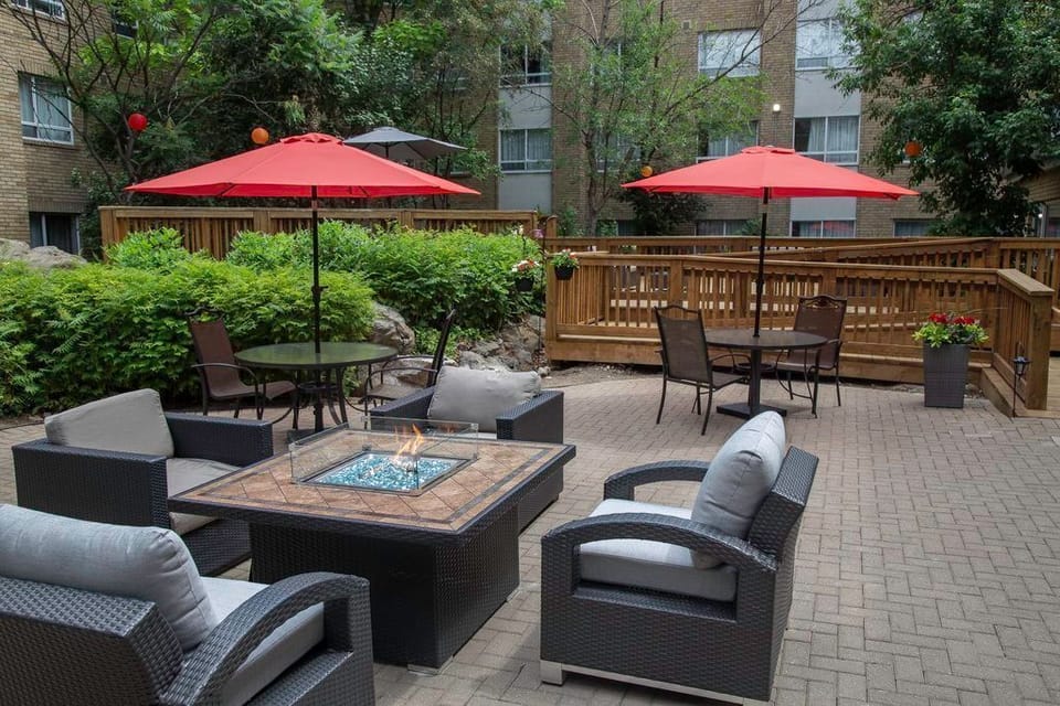 Red umbrellas and an outdoor fire pit set the scene for social hour — free appetizers and drinks three evenings a week.