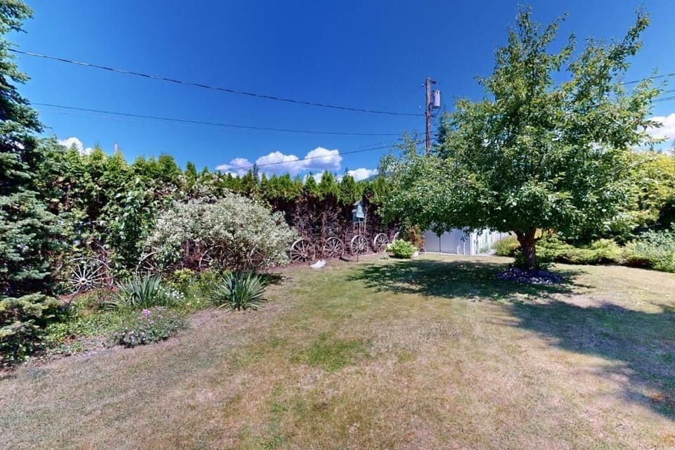 House, Balcony, Lake View | Property grounds