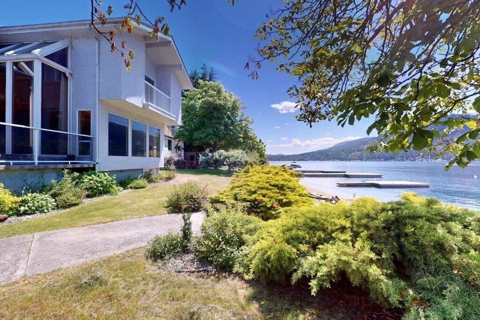 House, Balcony, Lake View | Property grounds