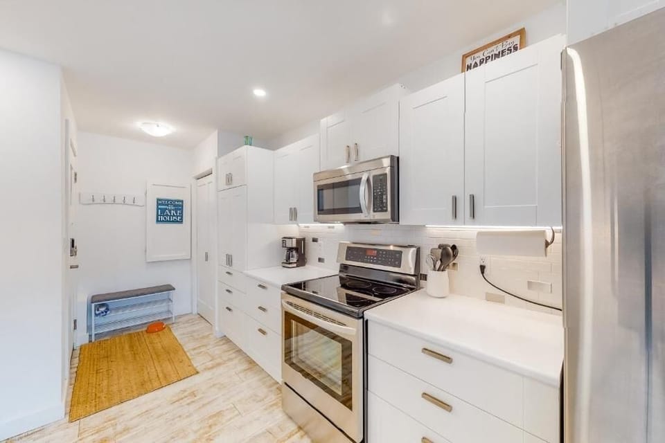 House, Balcony, Lake View | Private kitchen | Coffee/tea maker, toaster
