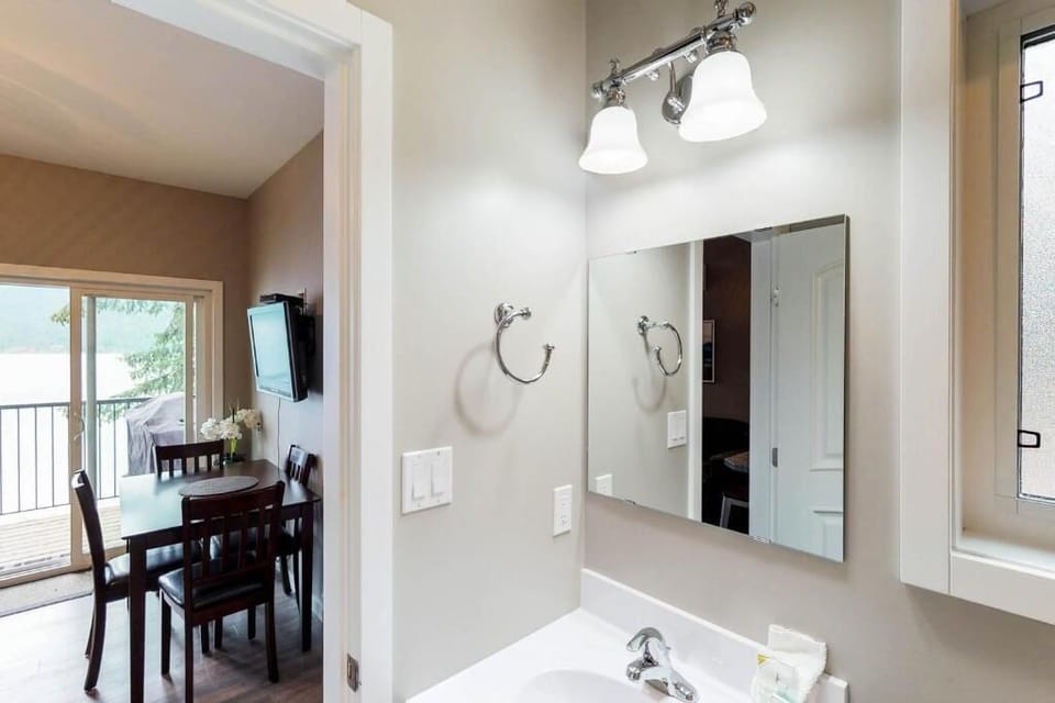 House, Balcony, Lake View | Bathroom