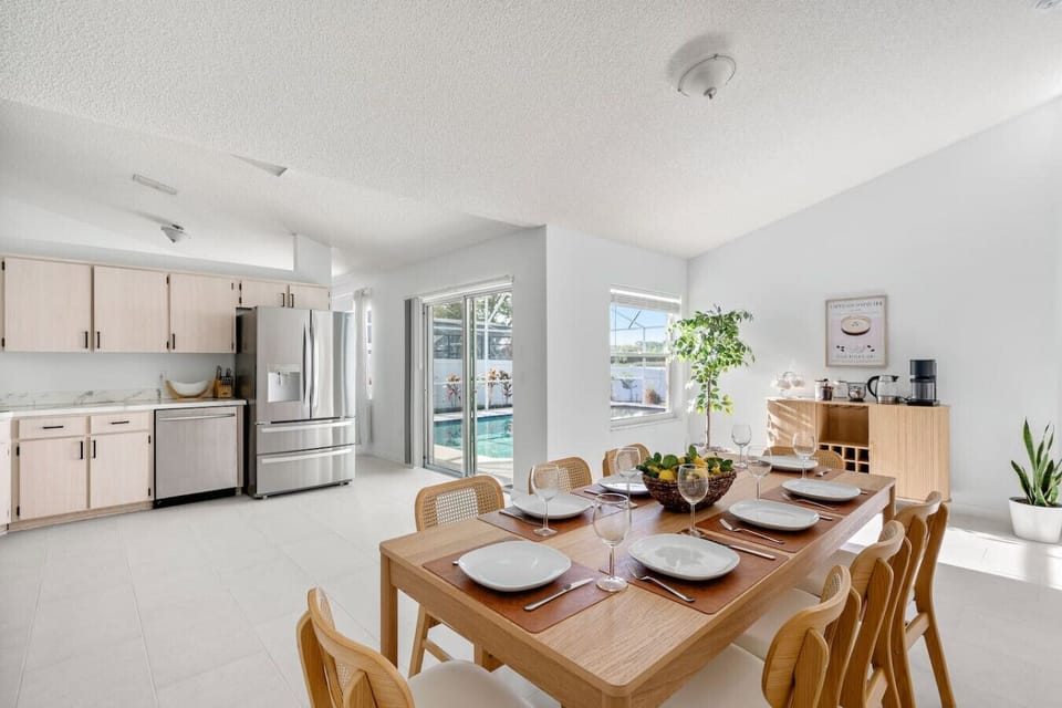 From quick breakfasts to group dinners — this space can handle it all.