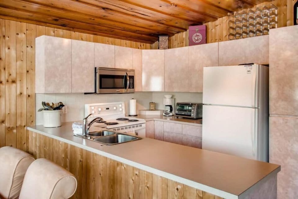 House, Balcony, Lake View | Private kitchen | Coffee/tea maker, toaster