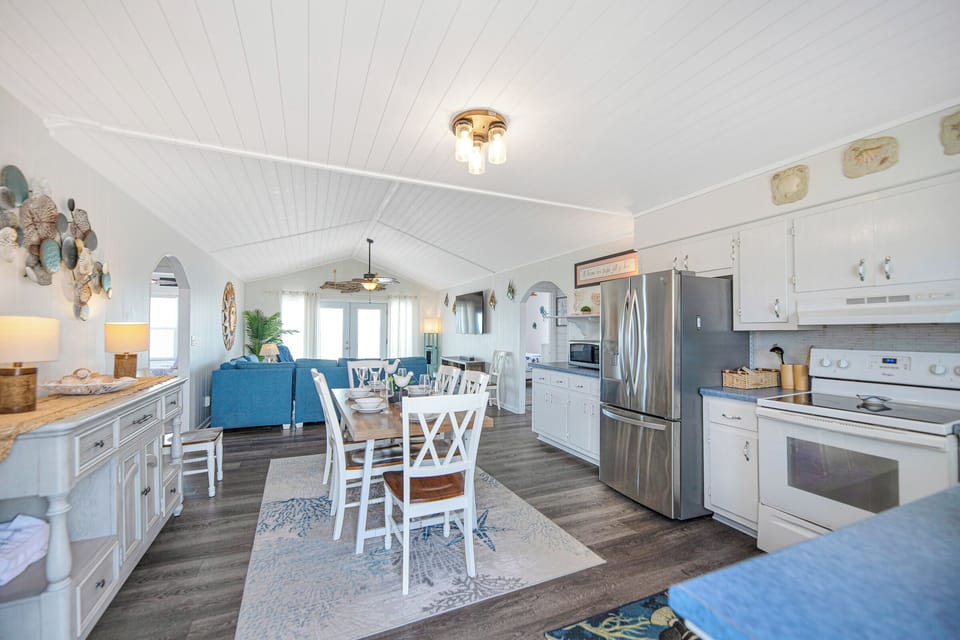 Dining room to ocean view 