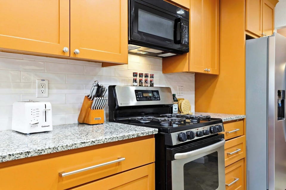 High-End & Fully Equipped – Whether you're making a quick snack or a full meal, this kitchen has everything you need with luxury appliances and plenty of storage.
