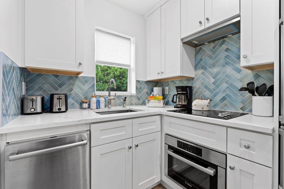Ocean-hued backsplash details add a refreshing seaside touch to every meal.