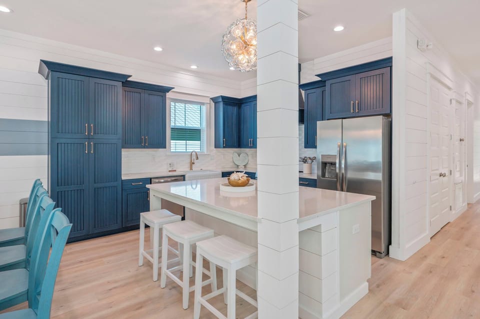 Kitchen island for even more seating, or quick meals before hitting the beach!