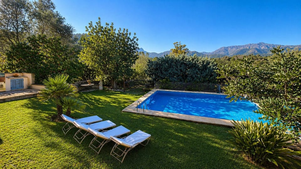 Private pool with garden, BBQ and mountain views in Pollensa