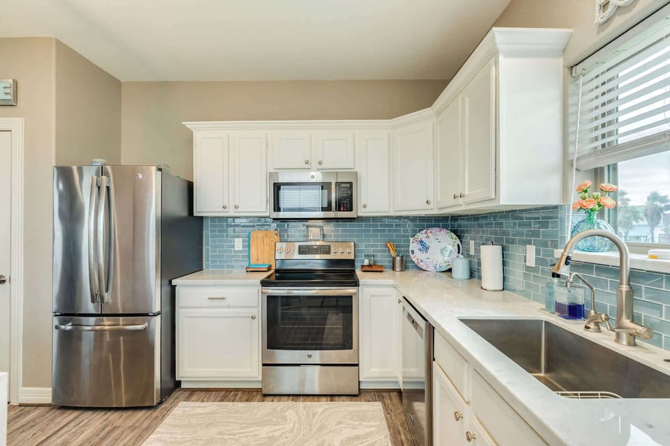 Fully Stocked Kitchen 