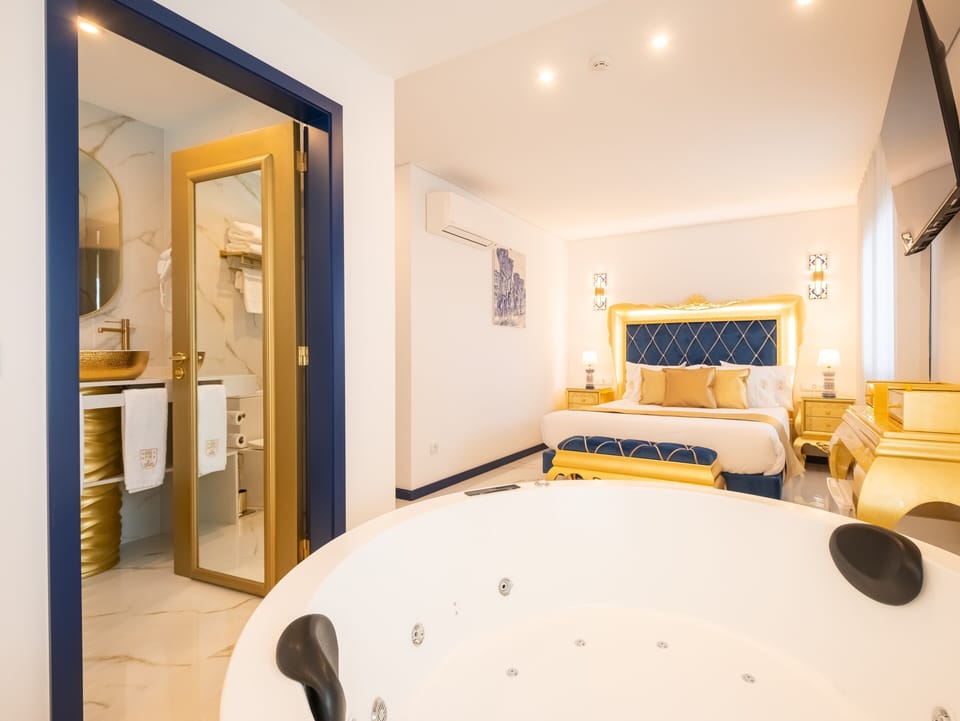 Suite Deluxe - Jacuzzi Available at Extra Charge | Soundproofing, free WiFi, bed sheets