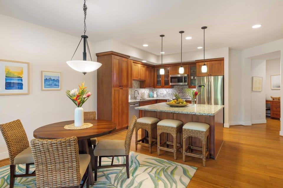 Dining Area & Kitchen