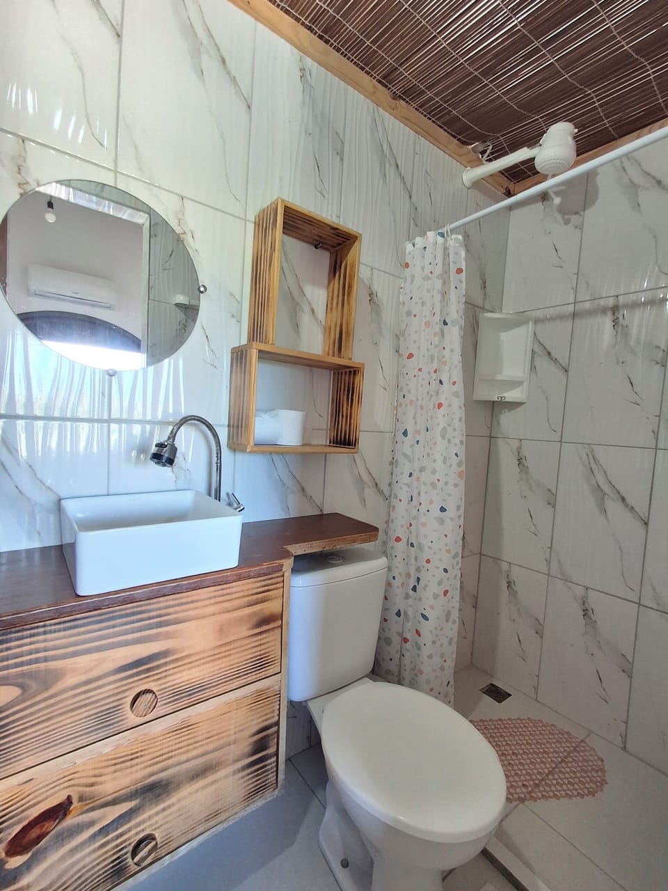 Suite Casal Beija Flor com Vista Mar | Bathroom | Shower, towels, toilet paper