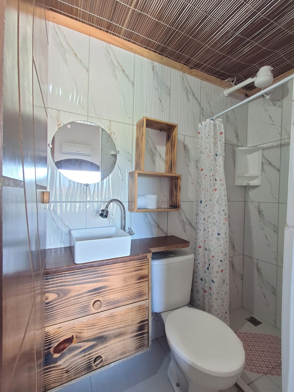 Suite Casal Beija Flor com Vista Mar | Bathroom | Shower, towels, toilet paper