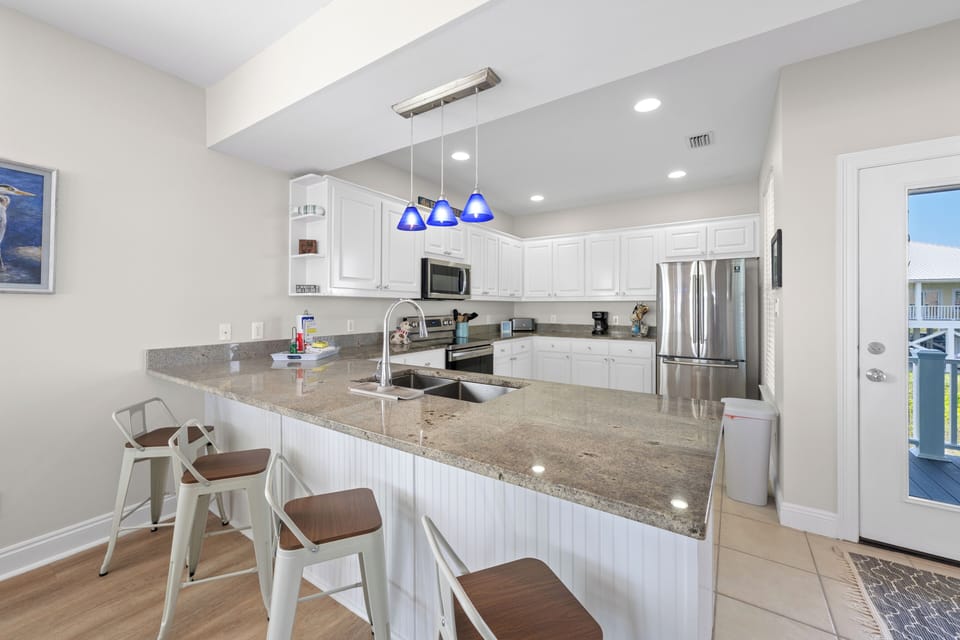 4 seat kitchen bar for additional seating or breakfast