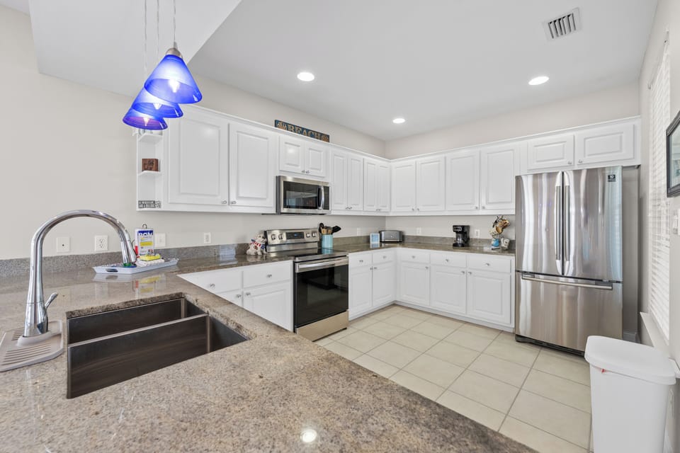 This open concept kitchen is fully equipped.