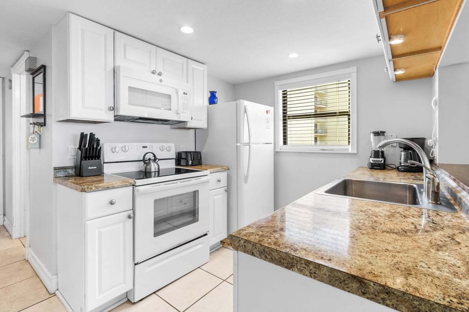 Fully equipped kitchen with everything you need to make your favorite meals