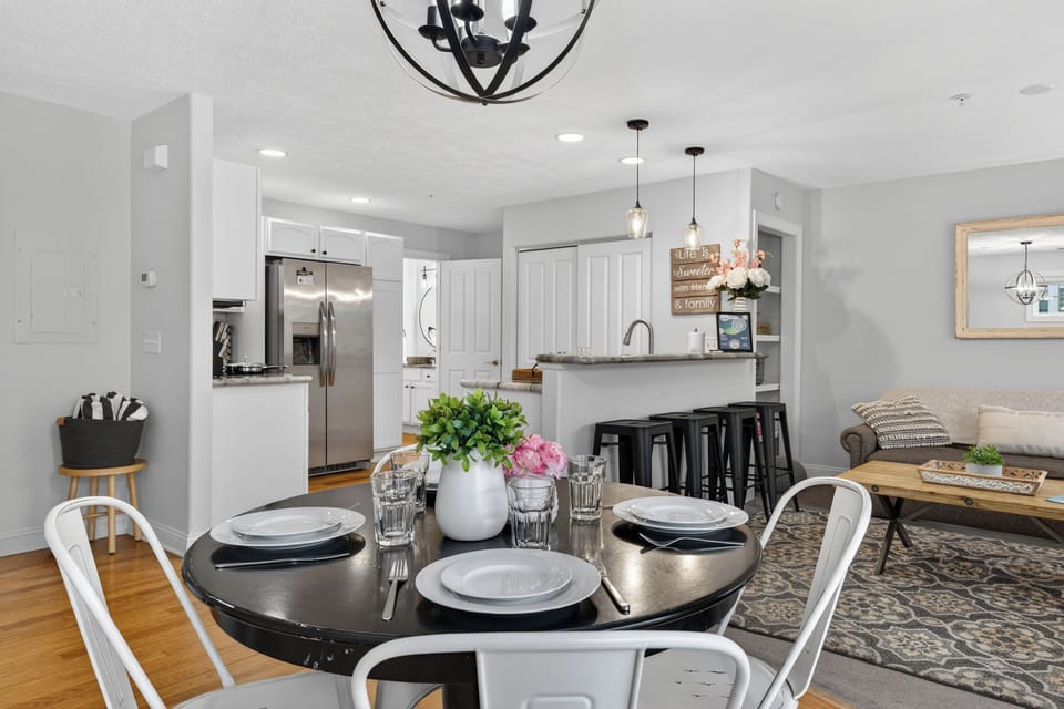Gather, dine, and stay awhile 🍽️✨
Open-concept living made for connection—cook, sip, and relax all in one beautiful space.