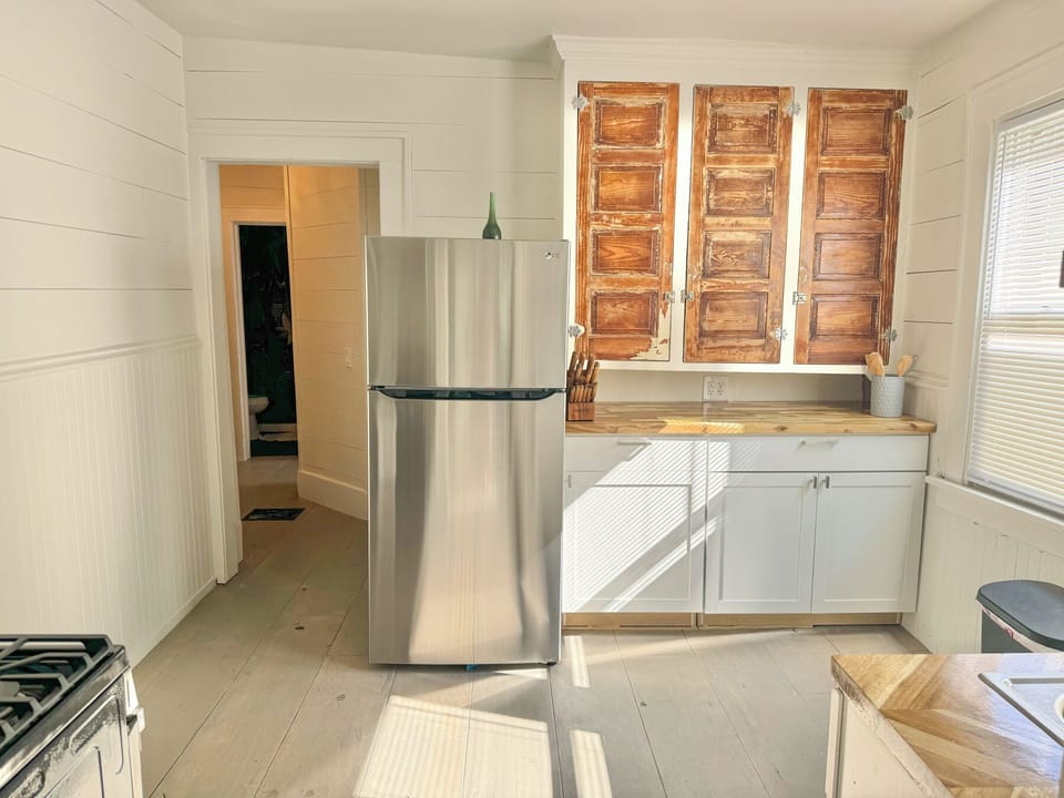 Full kitchen: Fridge, Stove, Microwave, Coffee Pot, Toaster, Electric Kettle, Knives, Silverware, Dishes, Pots & Pans, Basic cooking supplies (spices, oil, sugar, flour, coffee), Cutting board, cooking utensils 