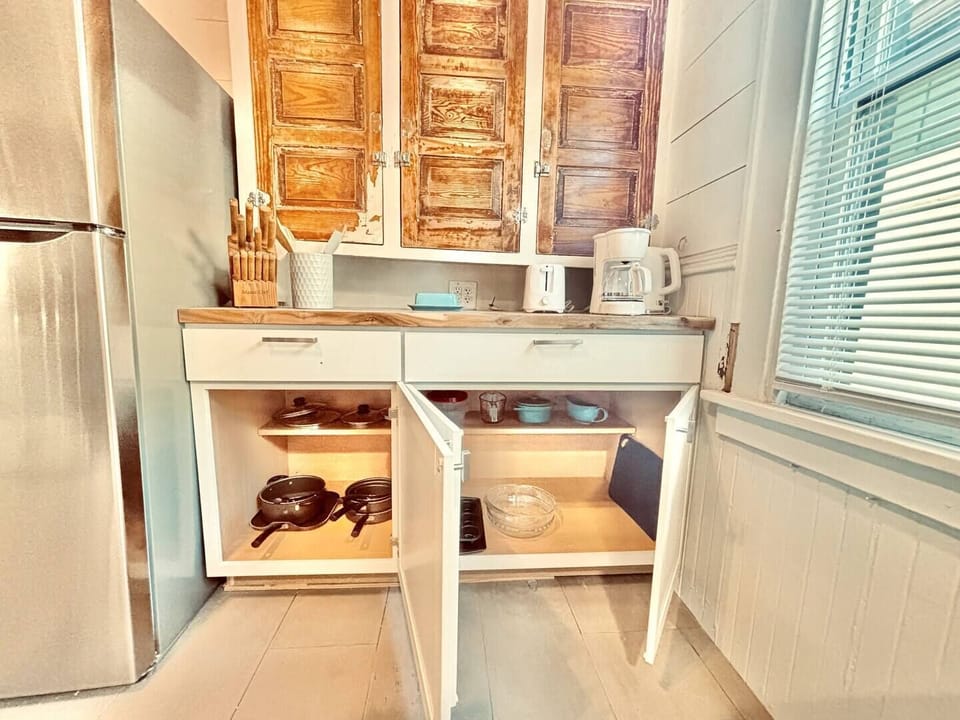 Full kitchen: Fridge, Stove, Microwave, Coffee Pot, Toaster, Electric Kettle, Knives, Silverware, Dishes, Pots & Pans, Basic cooking supplies (spices, oil, sugar, flour, coffee), Cutting board, cooking utensils 