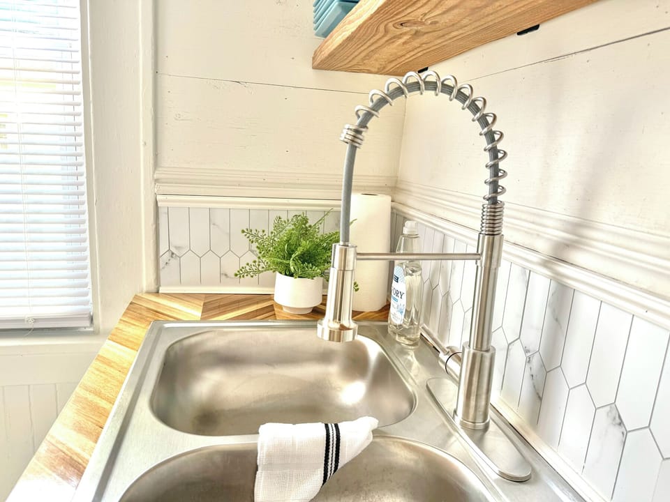 Full kitchen: Fridge, Stove, Microwave, Coffee Pot, Toaster, Electric Kettle, Knives, Silverware, Dishes, Pots & Pans, Basic cooking supplies (spices, oil, sugar, flour, coffee), Cutting board, cooking utensils 