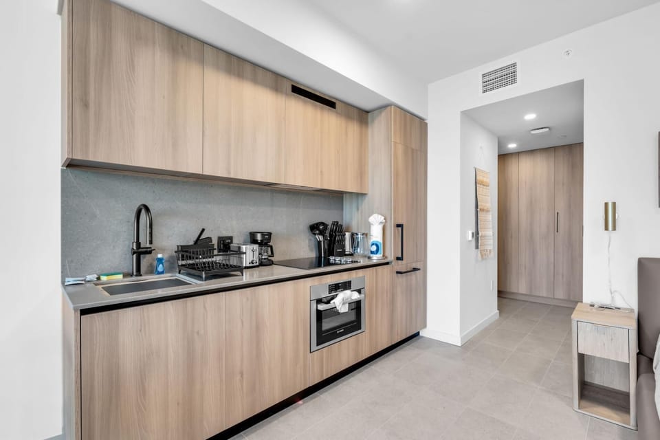 Modern Studio Apartment with Pool, Gym (9492)