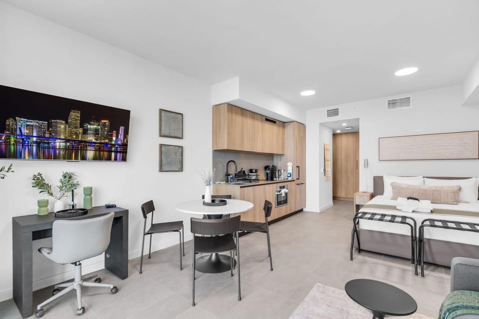 Modern Studio Apartment with Pool, Gym (9496)