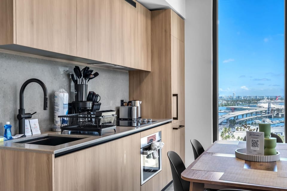 Modern High Rise Stay- 23 Floor Views (9524)