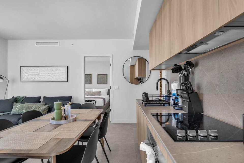 Modern High Rise Stay- 23 Floor Views (9528)
