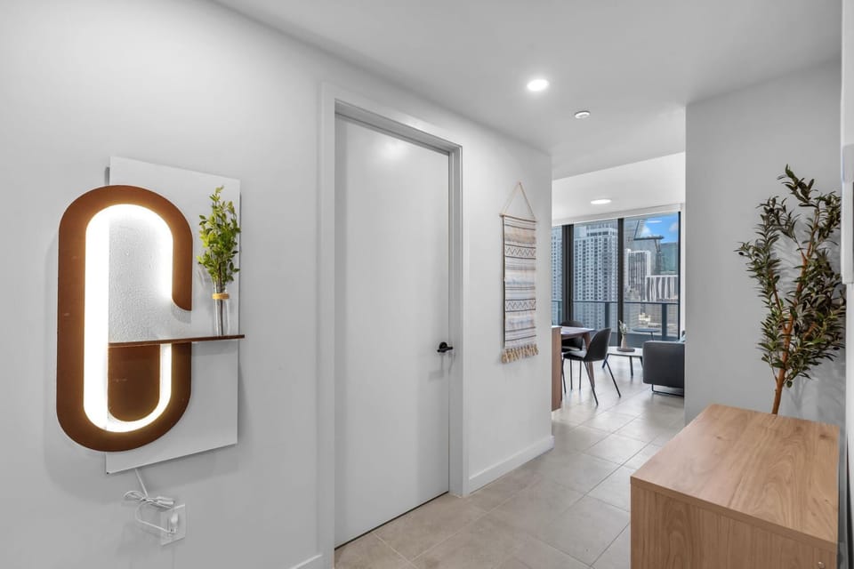 Modern High Rise Stay- 23 Floor Views (9534)