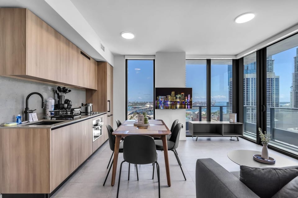 Modern High Rise Stay- 23 Floor Views (9527)