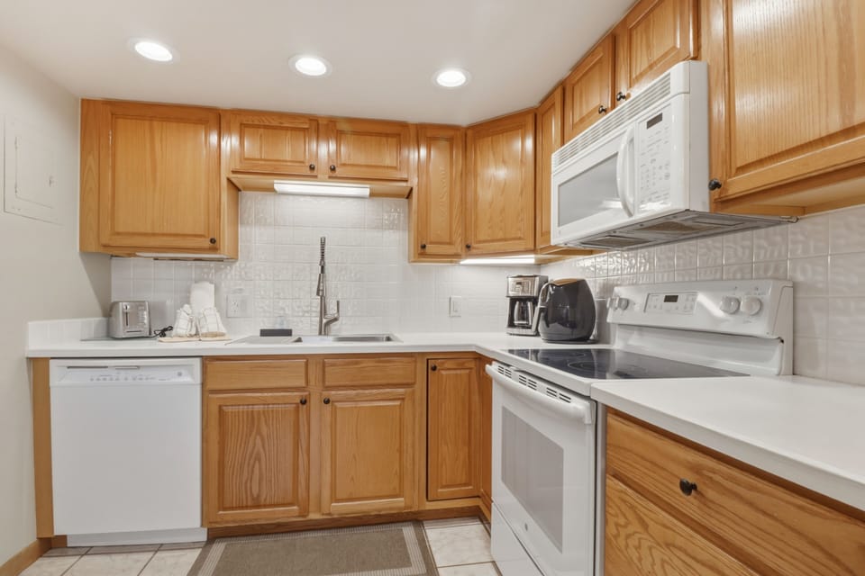 Condo, 1 Bedroom | Private kitchen | Fridge, coffee/tea maker