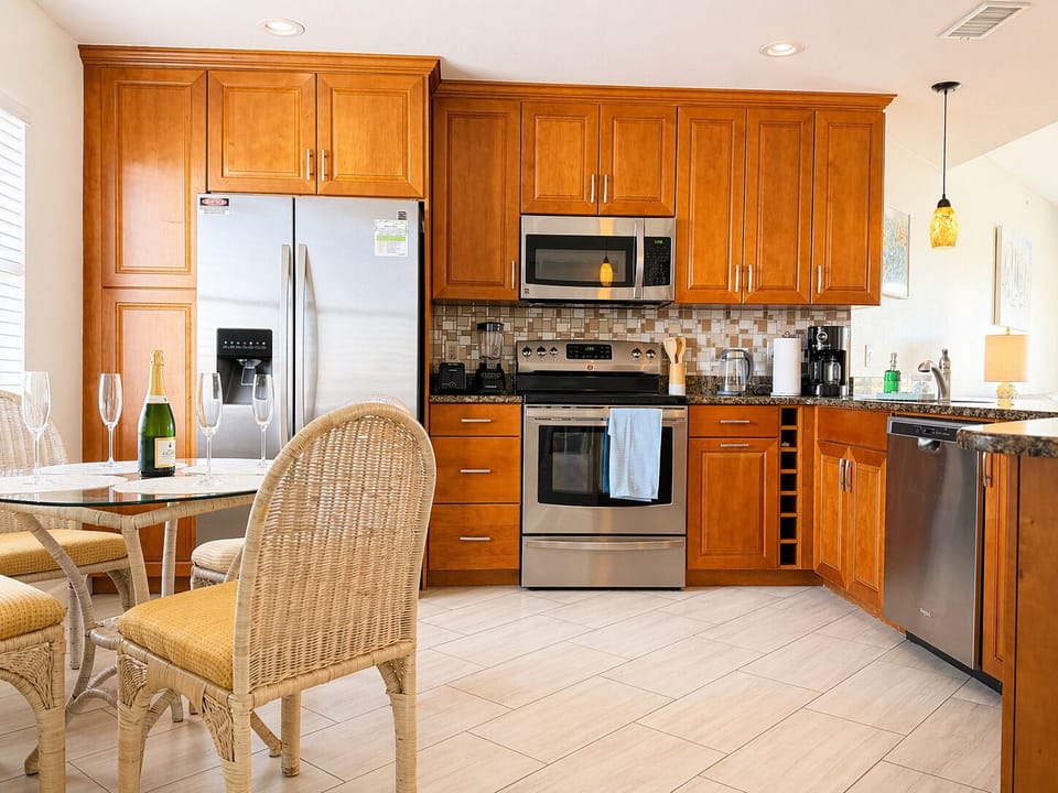 Spacious kitchen: toaster, coffee maker, electric kettle, mixer, fully equipped