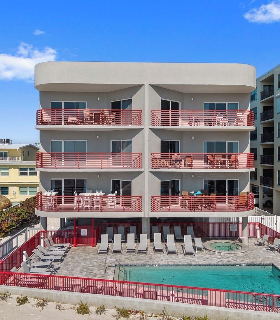 Beachfront heated pool & jacuzzi (spa)