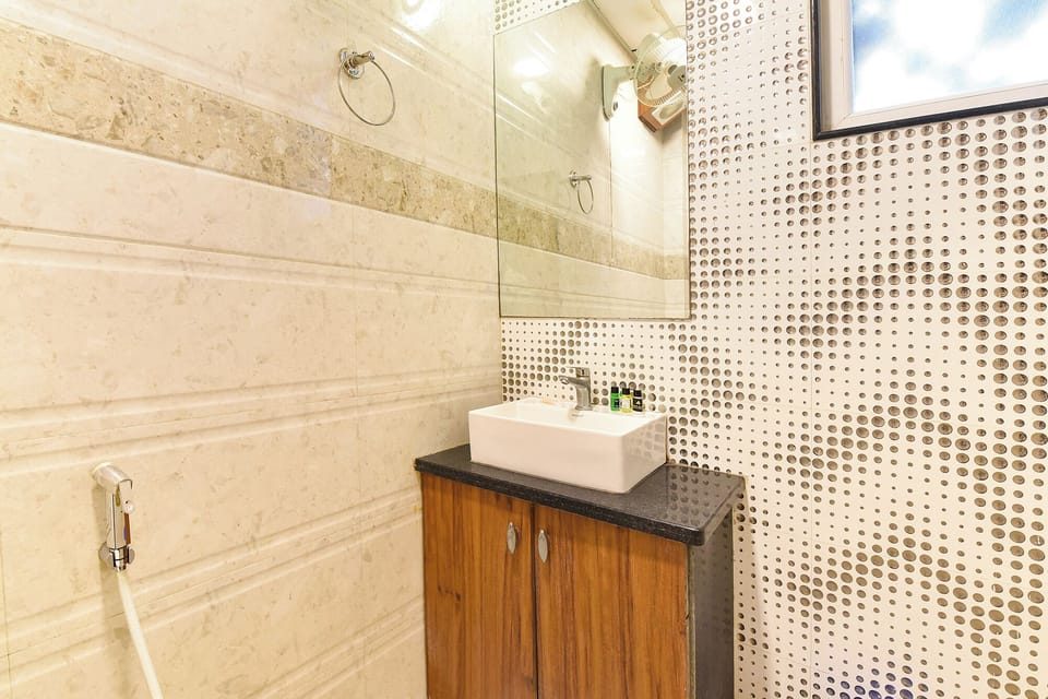 Shower, rainfall showerhead, free toiletries, towels