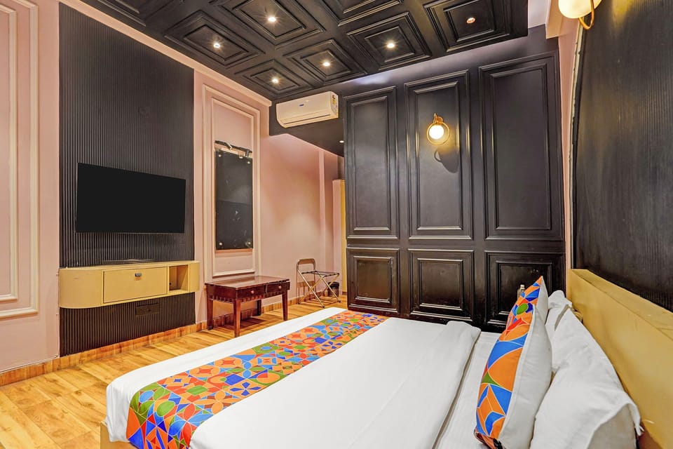 Egyptian cotton sheets, premium bedding, in-room safe, free WiFi