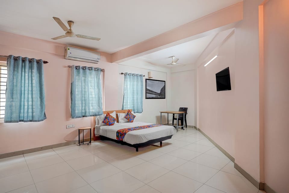 Egyptian cotton sheets, premium bedding, in-room safe, free WiFi