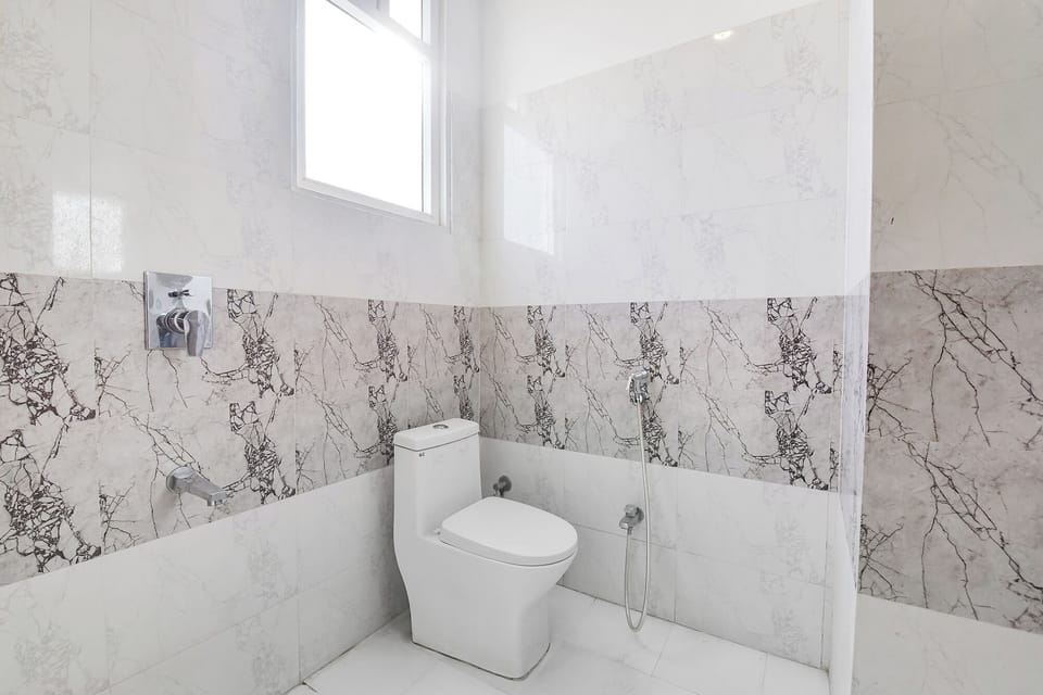Shower, rainfall showerhead, free toiletries, towels