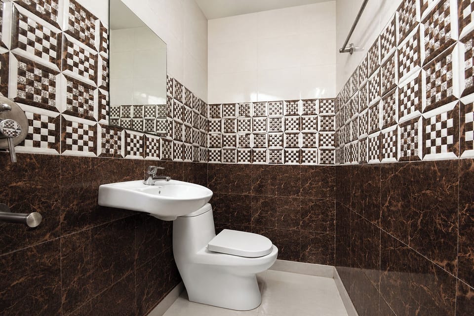 Shower, rainfall showerhead, free toiletries, towels