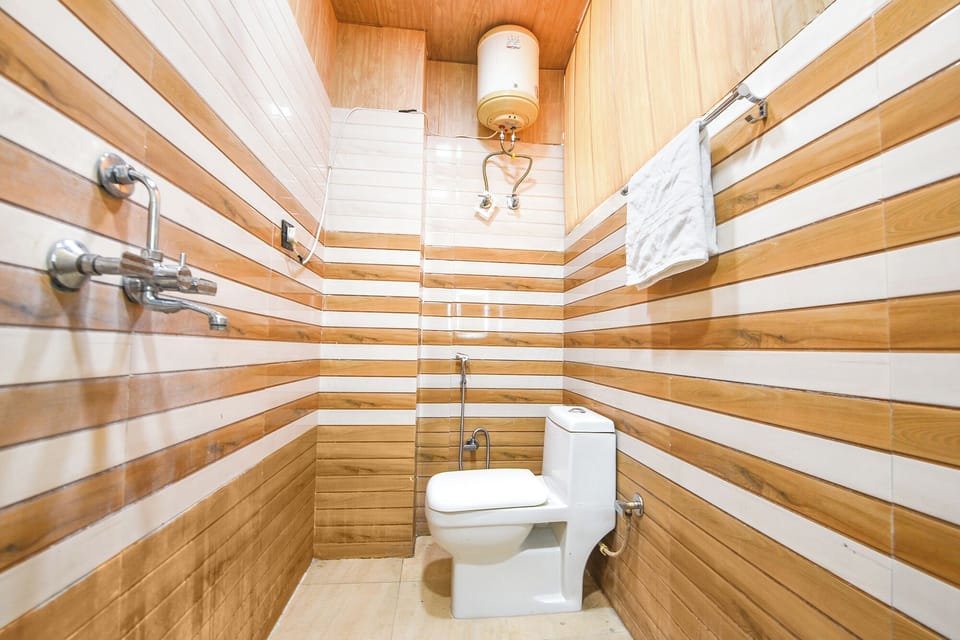 Shower, rainfall showerhead, free toiletries, towels