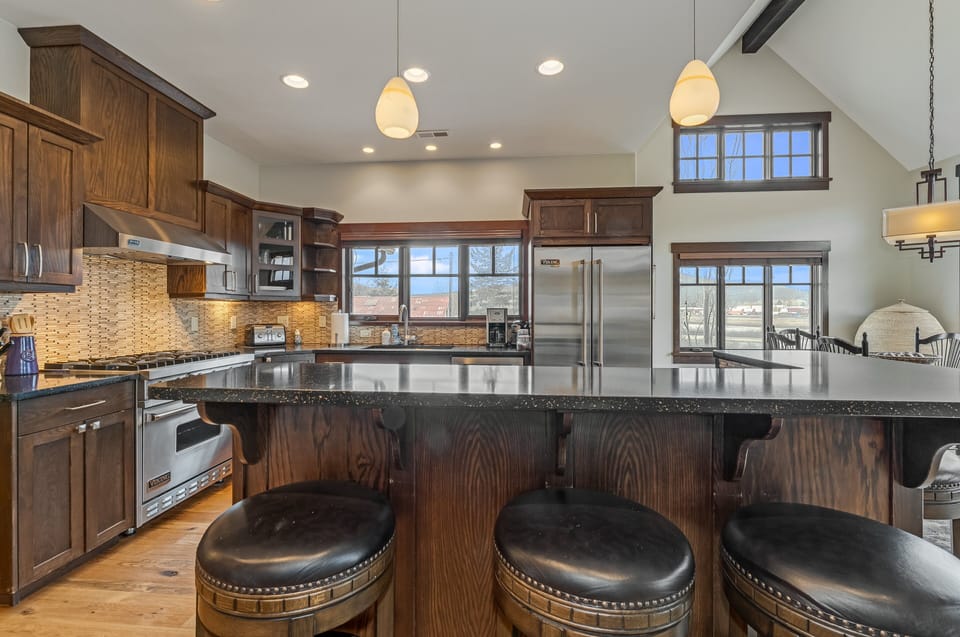 Island perfect for breakfast meals. | Main Level